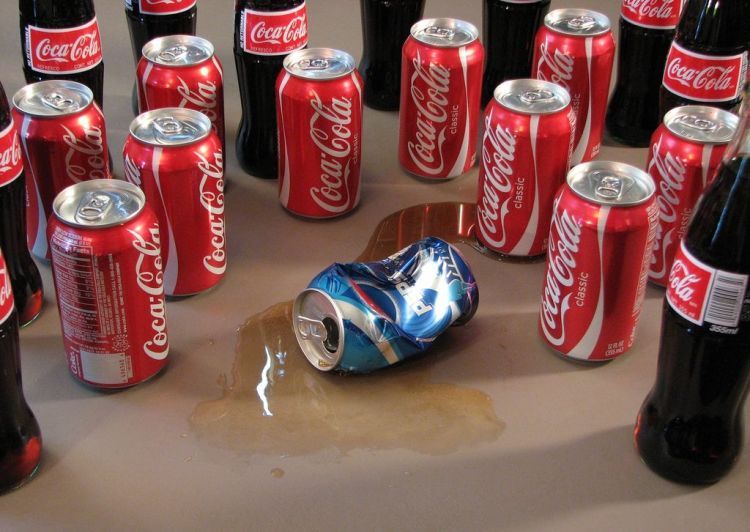lata pepsi derrotada vs latas coca cola