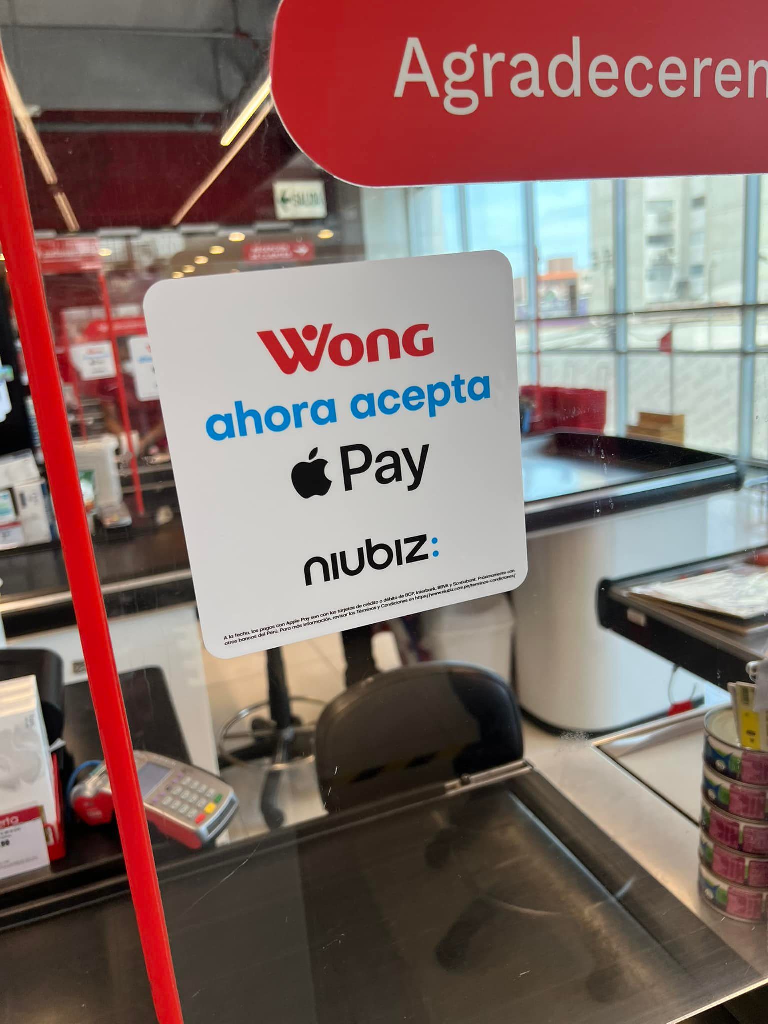 letrero anunciando pago por apple pay via niubiz en wong perú