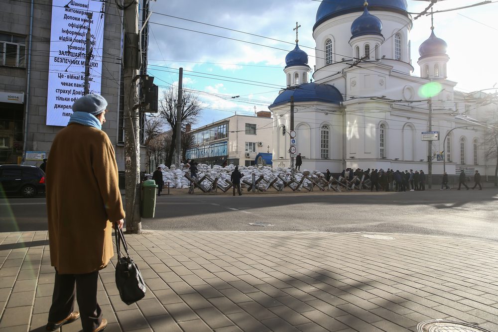 ucraniana observando barricadas por invasión rusa en ucrania depositphotos