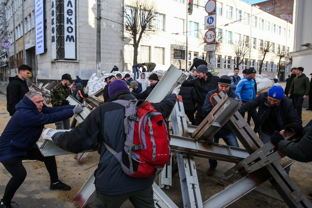 ucranianos construyendo barricadas por conflicto ucrania-rusia depositphotos
