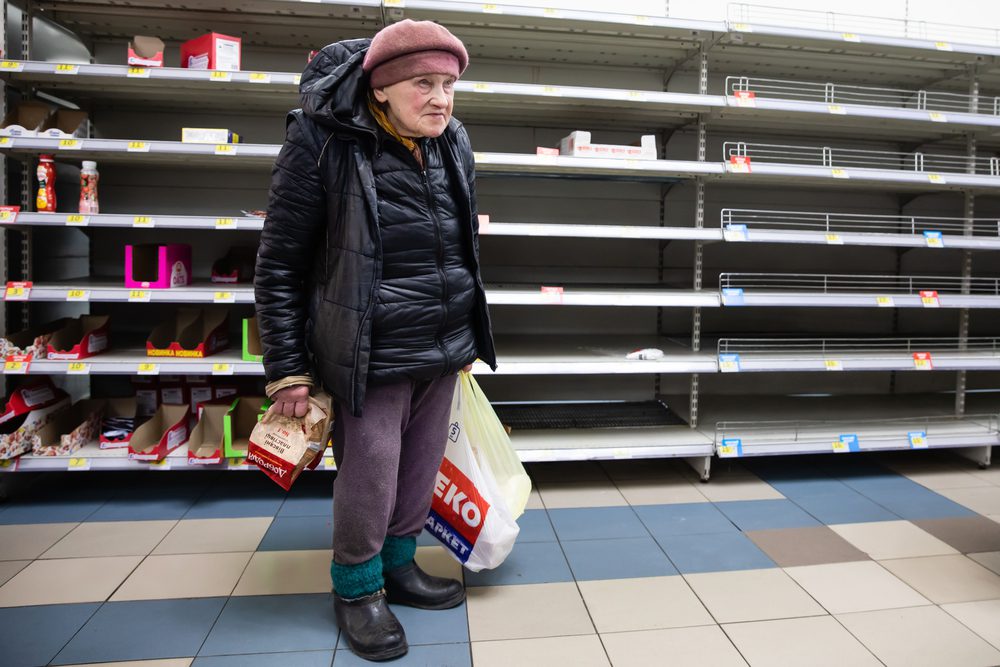 anciana parada frente a estanterias vacias en supermercado ucrania conflicto rusia depositphotos
