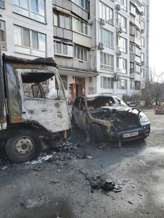 autos destruidos en conflicto ucrania-rusia depositphotos