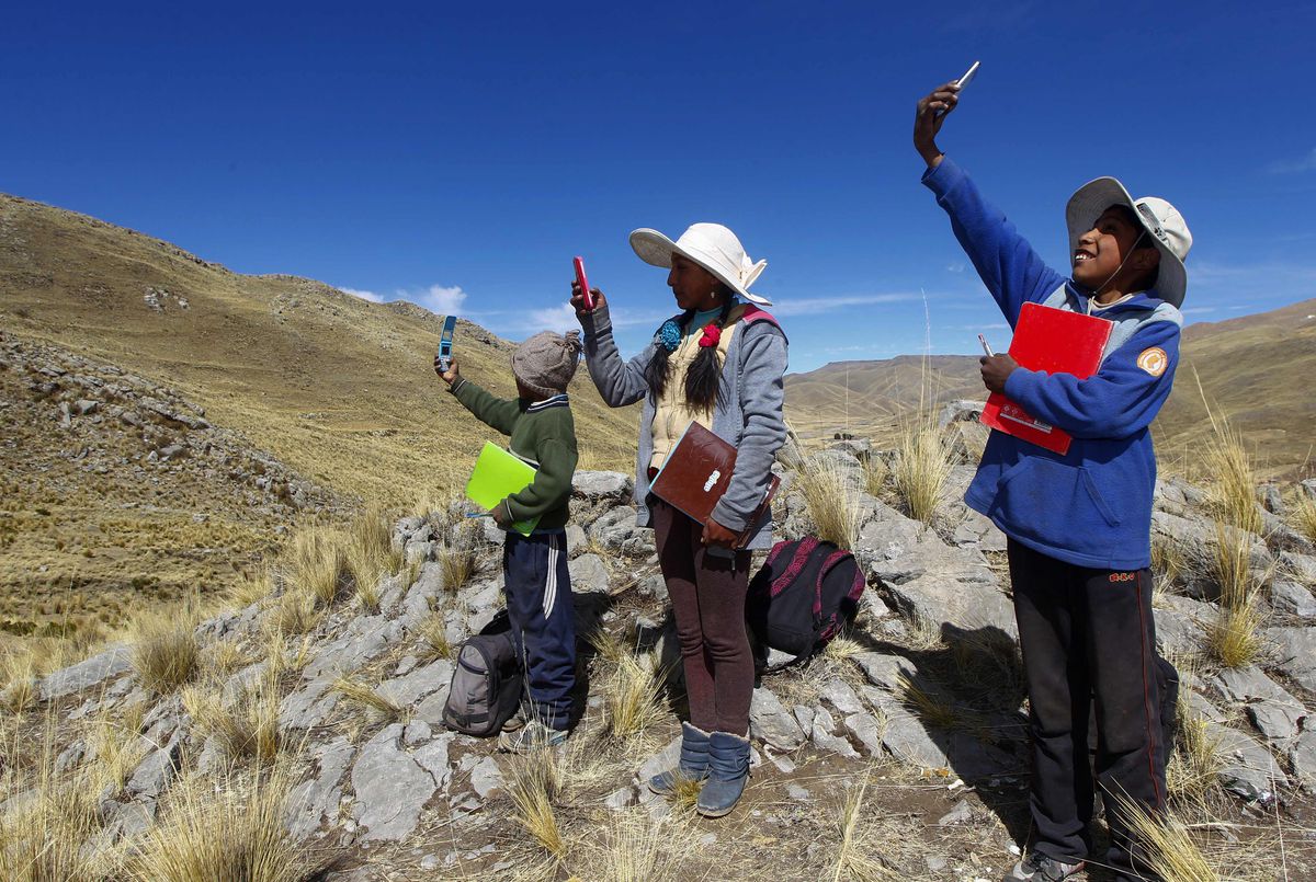 niños en la sierra peruana buscando señal de internet
