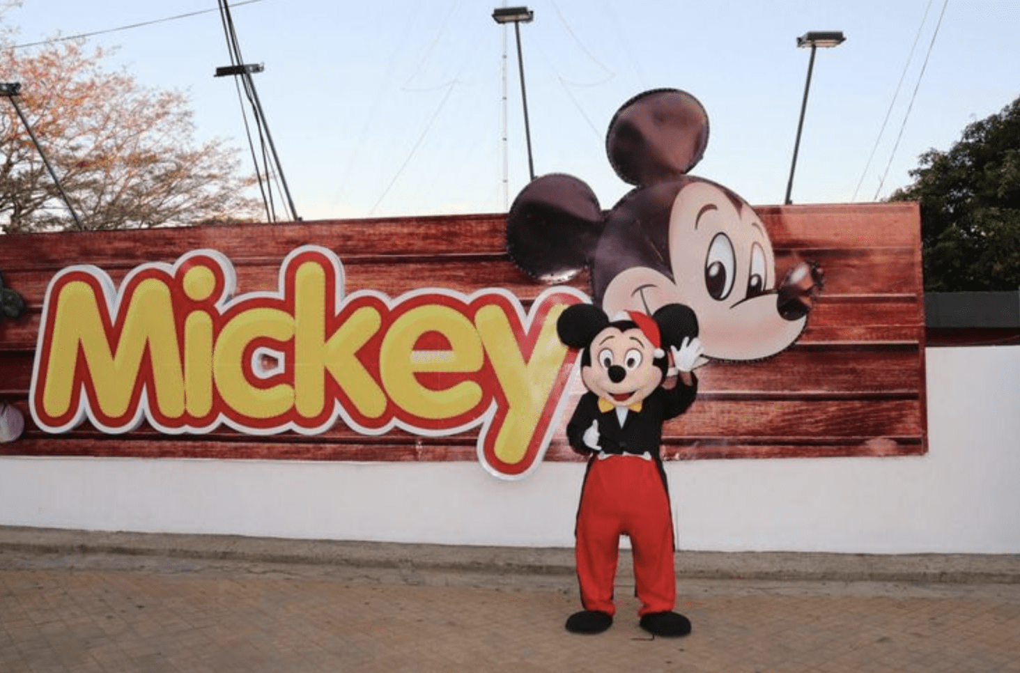 mickey empresa de paraguay con personaje de disney
