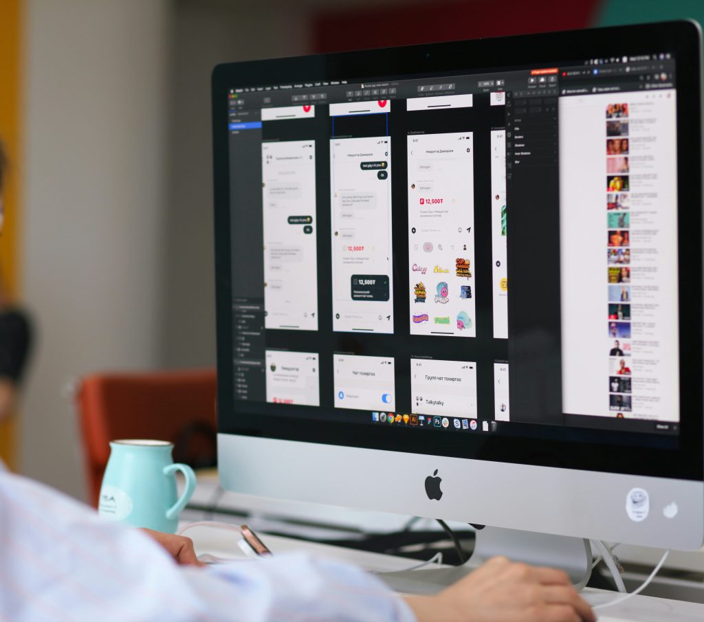 Equipo creativo de una agencia de publicidad trabajando en distintos formatos de campaña