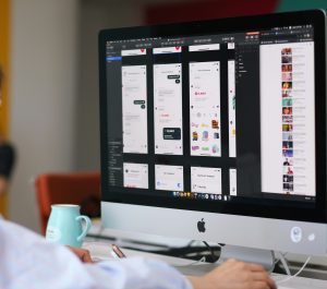 Equipo creativo de una agencia de publicidad trabajando en distintos formatos de campaña