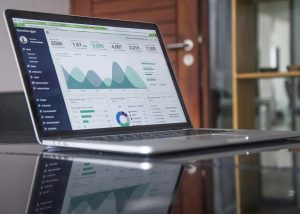 Análisis de marketing digital y SEO en pantalla de laptop