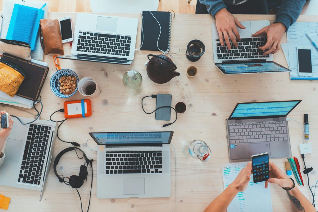 Estrategia de marketing 360 combinando medios digitales y tradicionales