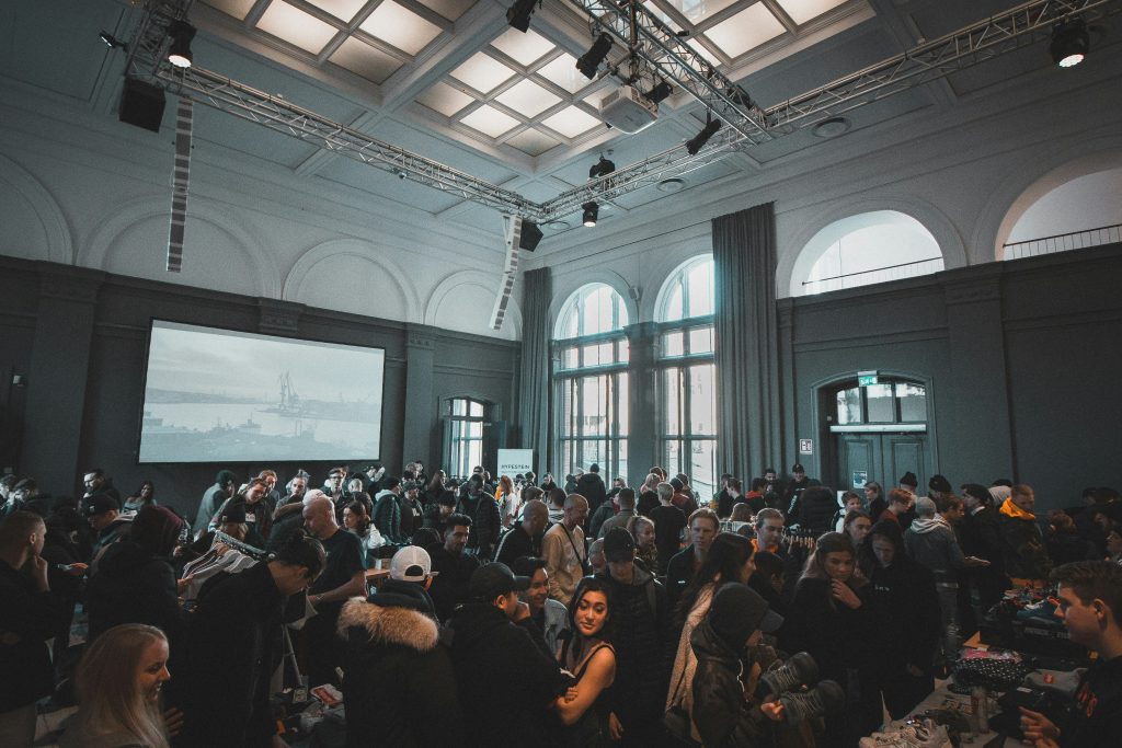 Asistentes interactuando con una experiencia de marca en un evento corporativo