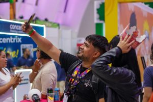 Activación BTL de marca en un espacio público con interacción del consumidor