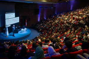 Evento de la campaña Diálogos 3M Perú-Colombia con público en auditorio