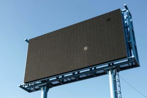 Valla publicitaria de gran formato en una avenida principal de Lima