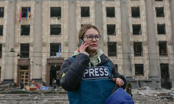 Miembro de prensa en ucrania ante conflicto con rusia depositphotos